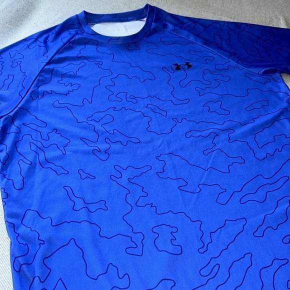 ✨HOST PICK✨Under Armour Athletic  Top W/ Camo Print - Picture 3 of 6